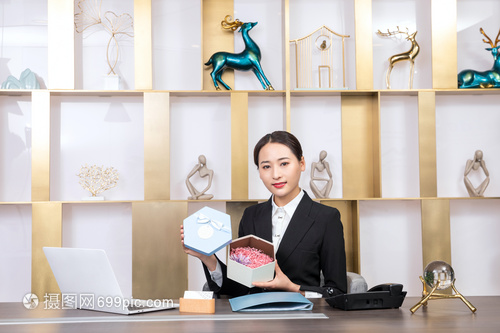 前臺服務人員展示禮盒 攝影服務